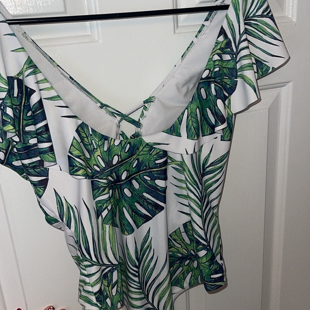 Women’s Large One piece swimsuit - Picture 4 of 8